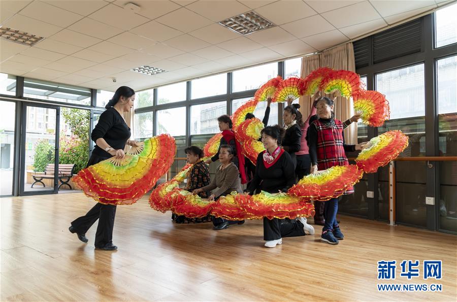 (五中全會精神在基層·圖文互動)(2)許你一個(gè)暖暖的“人生秋天”——看“春城”這座小樓如何盤活養(yǎng)老事業(yè)