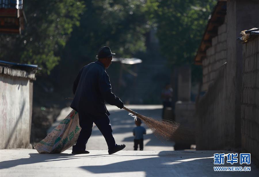 （代表委員履職）（10）全國(guó)人大代表吉克石烏：創(chuàng)建&ldquo;四好&rdquo;挑起脫貧大梁