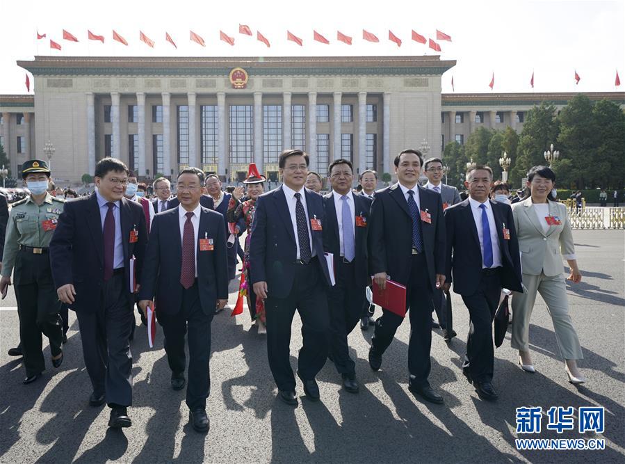 （兩會(huì)&middot;XHDW）（25）十三屆全國(guó)人大三次會(huì)議舉行閉幕會(huì)