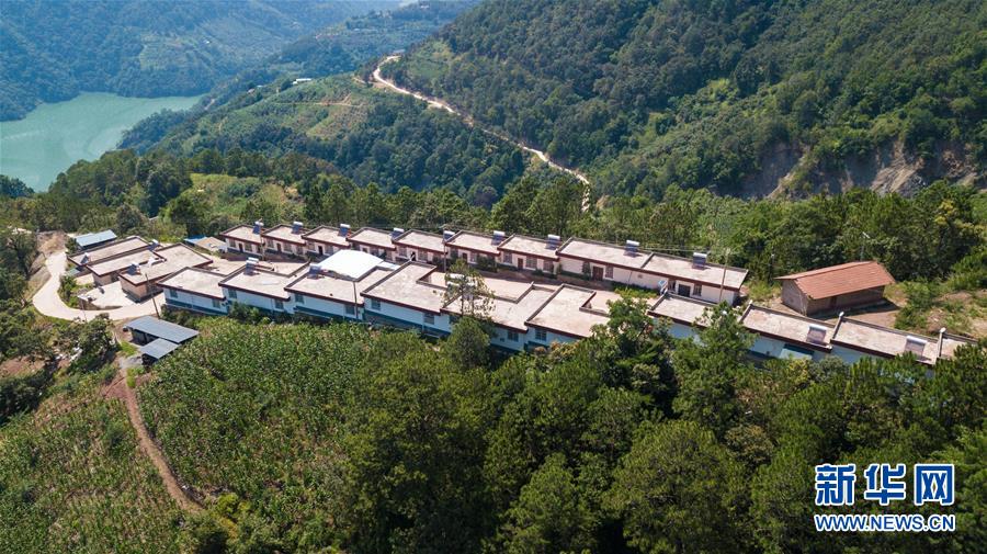 （在習(xí)近平新時代中國特色社會主義思想指引下&mdash;&mdash;新時代新作為新篇章&middot;總書記關(guān)心的百姓身邊事&middot;圖文互動）（1）&ldquo;四好農(nóng)村路&rdquo;：通向幸福，通向遠方