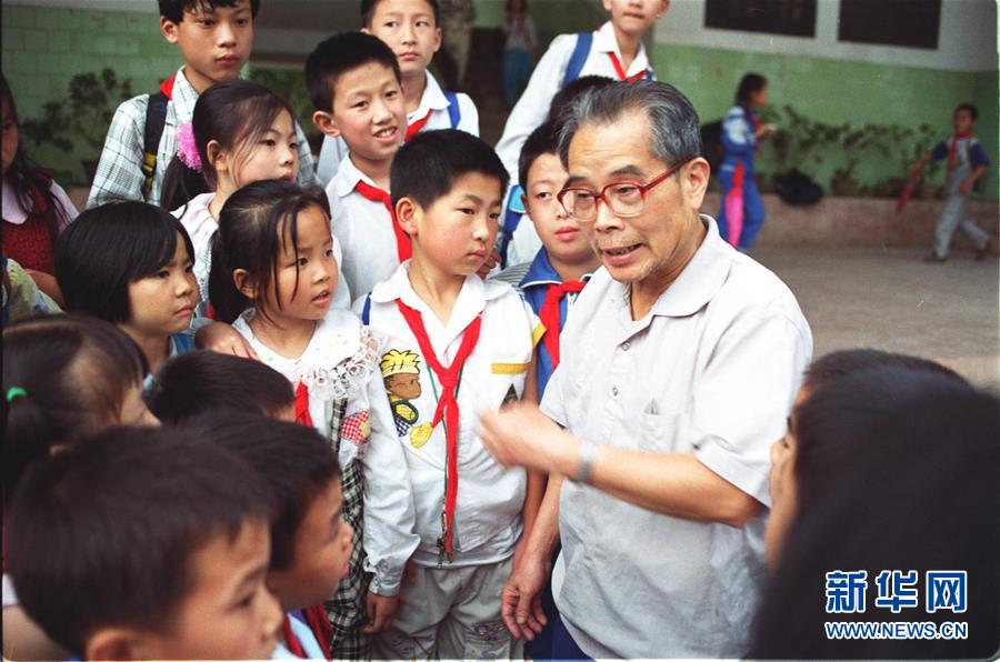 （新華全媒頭條&middot;圖文互動）（8）凝聚民族復興的精神偉力&mdash;&mdash;以習近平同志為核心的黨中央重視思想道德建設(shè)關(guān)心關(guān)愛道德模范紀實