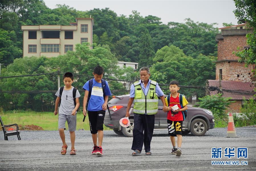 （新華全媒頭條&middot;圖文互動）（11）凝聚民族復興的精神偉力&mdash;&mdash;以習近平同志為核心的黨中央重視思想道德建設(shè)關(guān)心關(guān)愛道德模范紀實