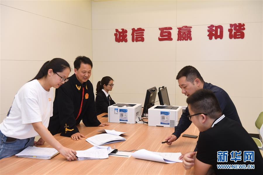 (新華全媒頭條·圖文互動(dòng))(8)開(kāi)啟法治中國(guó)新時(shí)代——以習(xí)近平同志為核心的黨中央推進(jìn)全面依法治國(guó)紀(jì)實(shí)