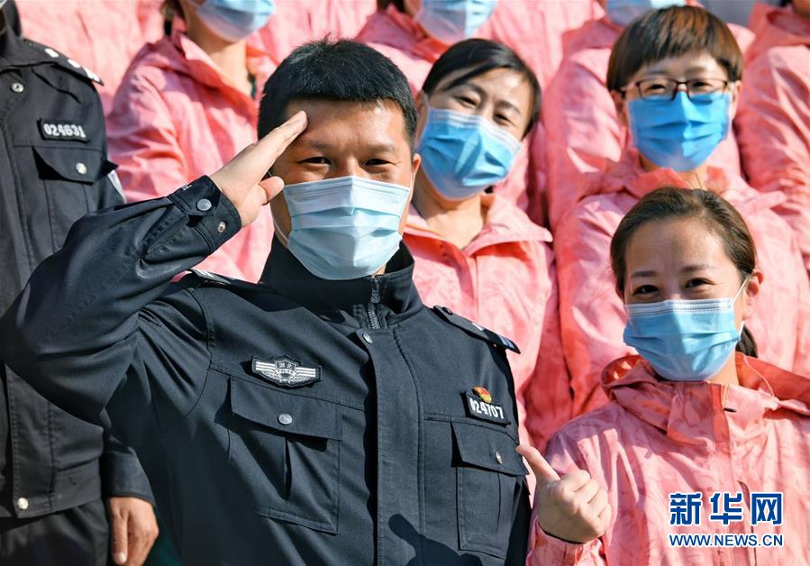 （習近平致敬的戰(zhàn)&ldquo;疫&rdquo;英雄&middot;公安干警篇&middot;圖文互動）（1）他們，抗疫一線鑄警魂