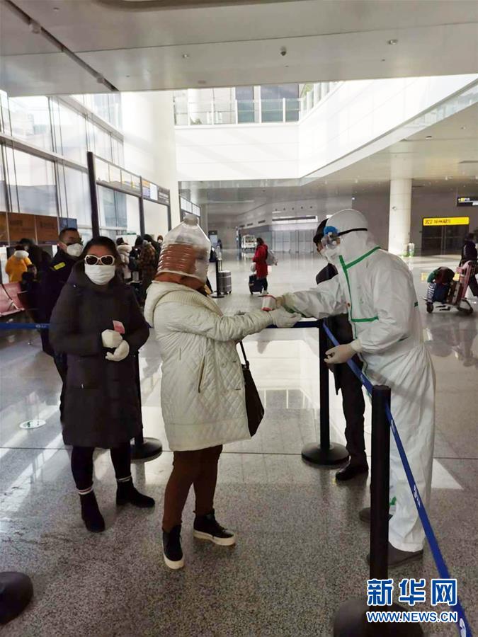 （習(xí)近平致敬的戰(zhàn)&ldquo;疫&rdquo;英雄&middot;志愿者篇&middot;圖文互動）（8）他們，微光成炬照征程