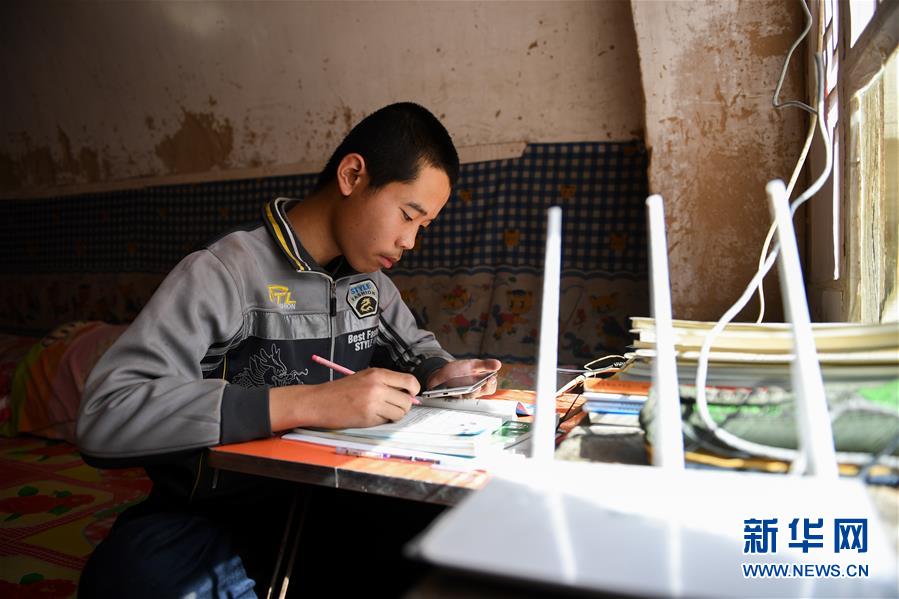 (在習(xí)近平新時(shí)代中國特色社會主義思想指引下——新時(shí)代新作為新篇章·習(xí)近平總書記關(guān)切事·圖文互動(dòng))(7)讓城市更聰明 讓經(jīng)濟(jì)更智慧——各地加快形成數(shù)字新動(dòng)能促經(jīng)濟(jì)社會行穩(wěn)致遠(yuǎn)