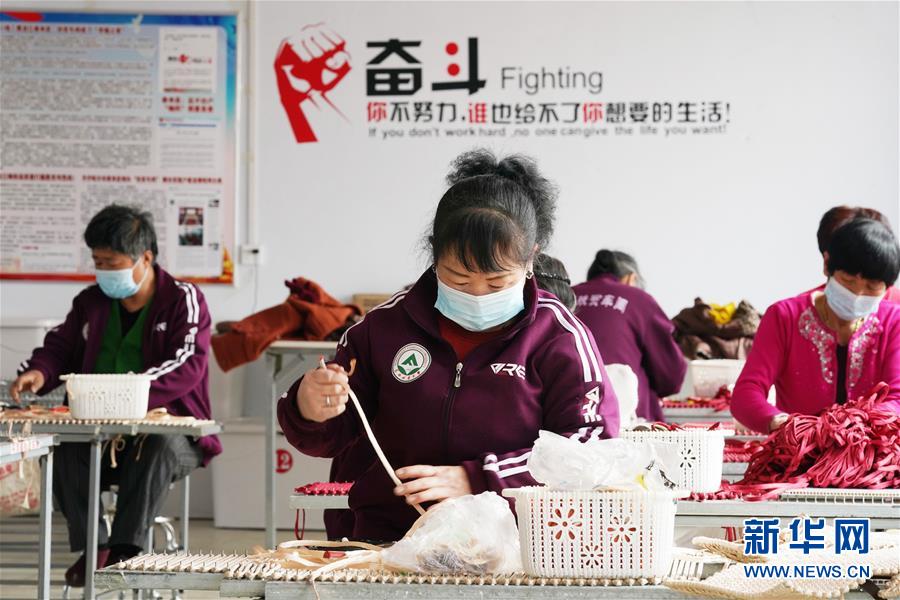 （在習(xí)近平新時(shí)代中國特色社會(huì)主義思想指引下&mdash;&mdash;新時(shí)代新作為新篇章&middot;習(xí)近平總書記關(guān)切事&middot;圖文互動(dòng)）（6）讓貧困勞動(dòng)力端穩(wěn)就業(yè)的&ldquo;飯碗&rdquo;&mdash;&mdash;各地就業(yè)扶貧不松勁鞏固脫貧成果