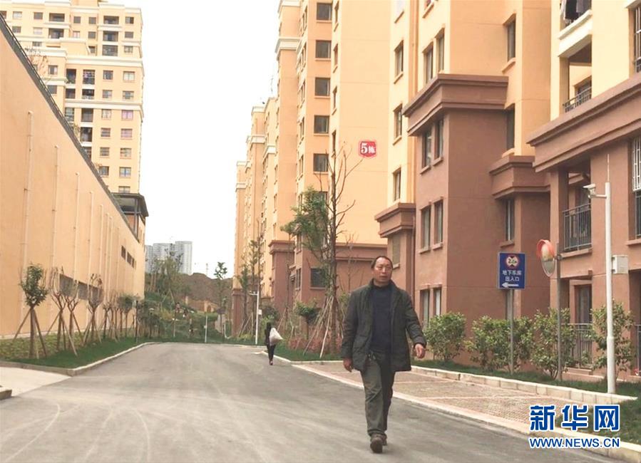 （在習近平新時代中國特色社會主義思想指引下&mdash;&mdash;新時代新作為新篇章&middot;習近平總書記關(guān)切事&middot;圖文互動）（2）&ldquo;挪窮窩&rdquo;&ldquo;奔富路&rdquo;&mdash;&mdash;易地搬遷讓貧困人口開啟安居樂業(yè)新生活