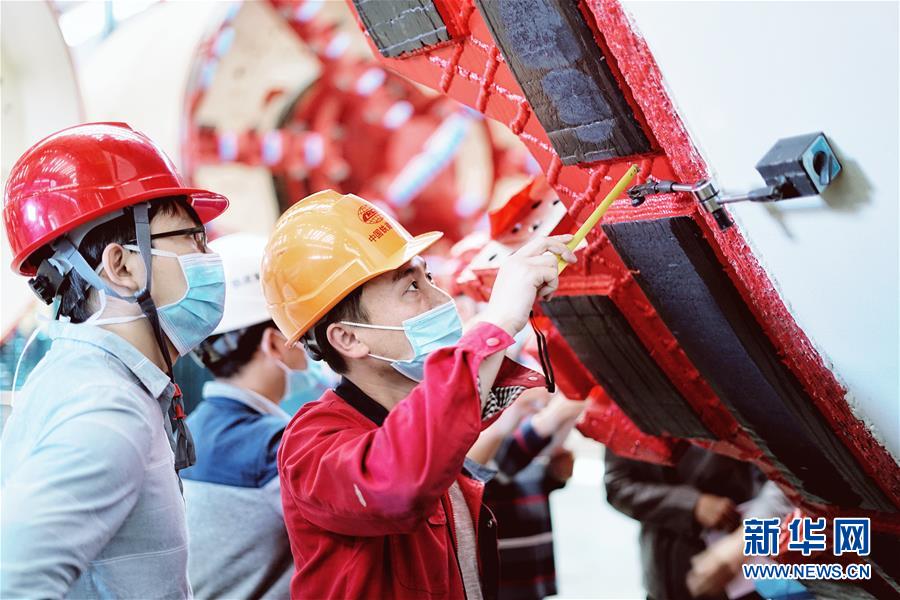 （在習(xí)近平新時代中國特色社會主義思想指引下&mdash;&mdash;新時代新作為新篇章&middot;習(xí)近平總書記關(guān)切事&middot;圖文互動）（1）最有力的支撐，最堅決的攀登&mdash;&mdash;記錄奮戰(zhàn)在復(fù)工復(fù)產(chǎn)一線的科技工作者