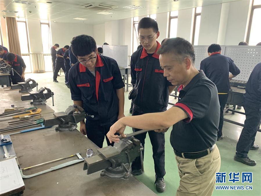 （總書(shū)記推動(dòng)的改革身邊事&middot;教育改革篇&middot;圖文互動(dòng)）（4）特寫(xiě)：&ldquo;95后&rdquo;上海職校生：&ldquo;我的工牌上印著&lsquo;中國(guó)航天&rsquo;&rdquo;