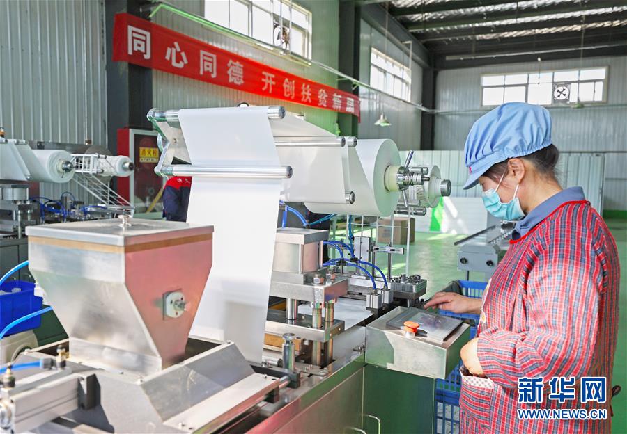 （在習近平新時代中國特色社會主義思想指引下&mdash;&mdash;新時代新作為新篇章&middot;習近平總書記關切事&middot;圖文互動）（2）&ldquo;綠色銀行&rdquo;發(fā)工資、&ldquo;股東&rdquo;分紅來敲門&hellip;&hellip;&mdash;&mdash;探索長效脫貧致富新機制見聞