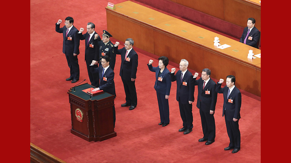 國務(wù)院副總理、國務(wù)委員、秘書長進行憲法宣誓