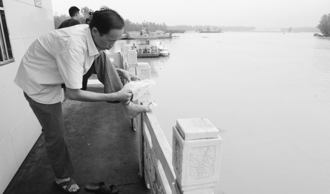 小身板有大力量,拖著腳傷跑新聞