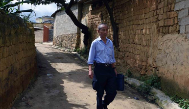 有困難就找&ldquo;張書(shū)記&rdquo;:圖說(shuō)駐村扶貧干部張?zhí)柧? /></a>
<div   id=