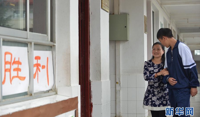 劉芳在學(xué)生協(xié)助下，前去上課