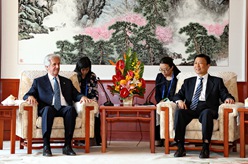 李源潮會(huì)見(jiàn)烏拉圭總統(tǒng)塔瓦雷&middot;巴斯克斯