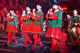 比利時舉行&ldquo;大帝巡游&rdquo;古裝表演