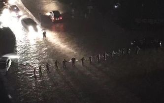 暴雨中的&ldquo;最美人墻&rdquo;找到了！