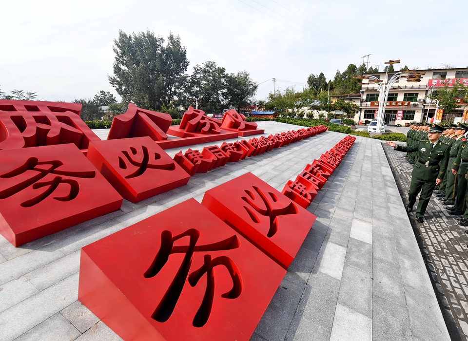 全面從嚴治黨，以更高能力和水平引領(lǐng)新時代