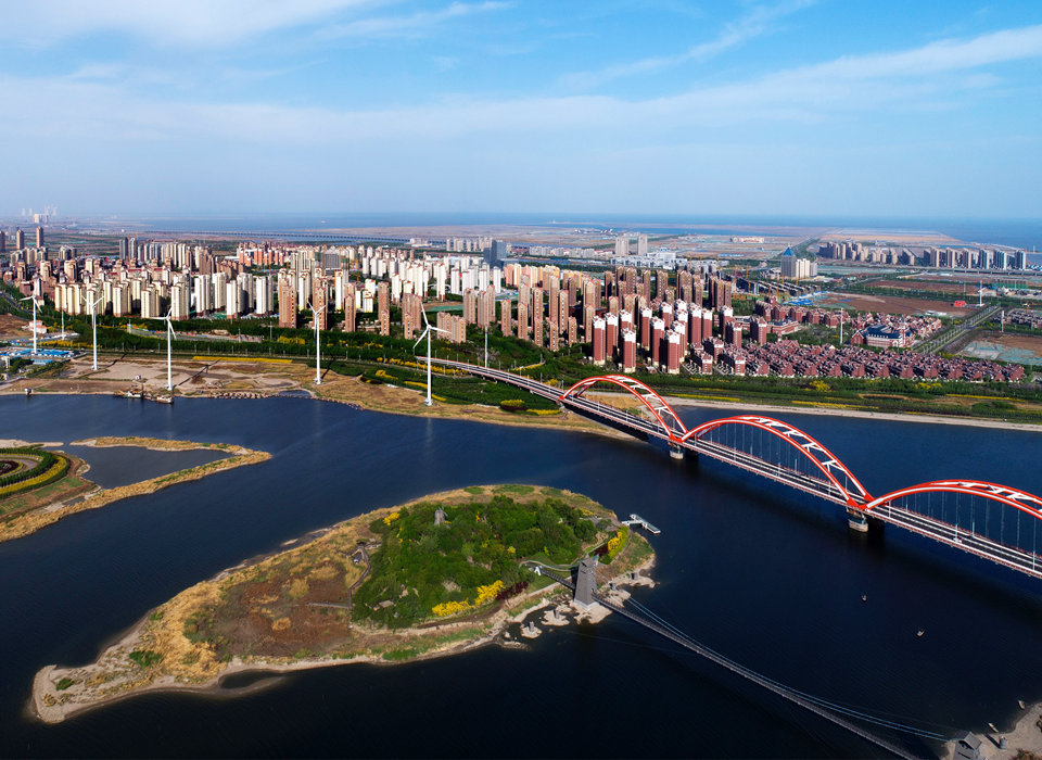 銳意進取，埋頭苦干，向著偉大目標奮力前行