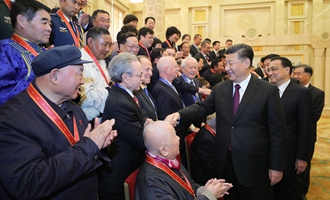 慶祝大會結(jié)束后，習(xí)近平等會見受表彰人員及親屬代表