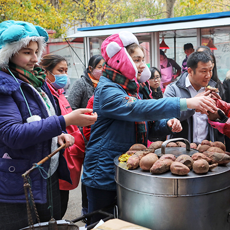金發(fā)小妞賣地瓜&mdash;&mdash;一對(duì)美國姐妹的中國夢(mèng)