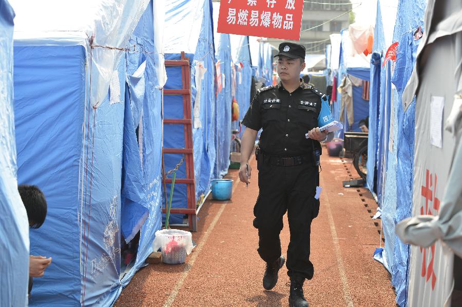 災(zāi)區(qū)安置點的守護(hù)者 群眾心里的暖心人——記蘆山災(zāi)區(qū)安置點民警諶勇