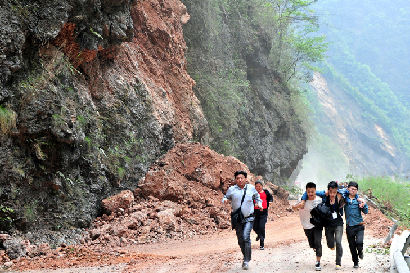 實拍:志愿者冒飛石向災(zāi)區(qū)挺進(jìn)!