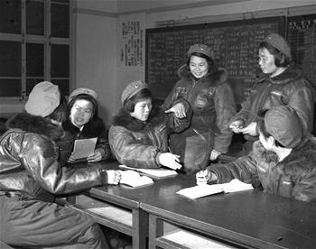 第一批女飛行員：毛澤東稱(chēng)贊，細(xì)妹子不簡(jiǎn)單，飛得好高啊