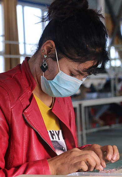 新疆伽師縣：小小車(chē)間成為脫貧&ldquo;夢(mèng)工廠&rdquo;