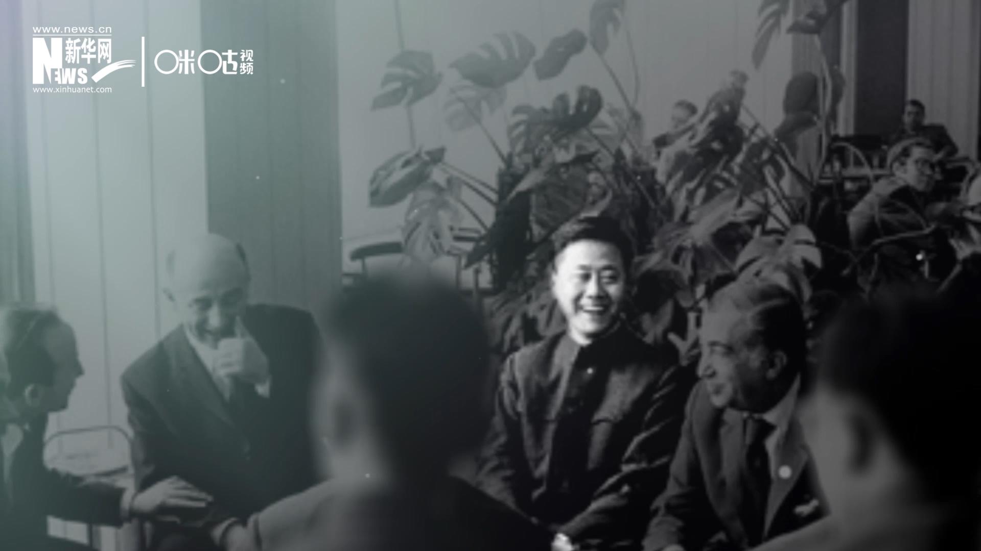 照片里的這個(gè)人是高梁，原新華社國(guó)際部記者。原本作為代表團(tuán)隨行記者的他接到通知，由他帶領(lǐng)一支先遣小組先行去紐約。