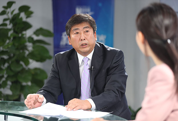 具體落在實(shí)處就是把方向，管大局，保落實(shí)