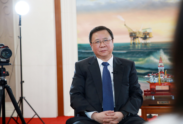 堅(jiān)持黨的領(lǐng)導(dǎo)、加強(qiáng)黨的建設(shè)，是國有企業(yè)的光榮傳統(tǒng)。