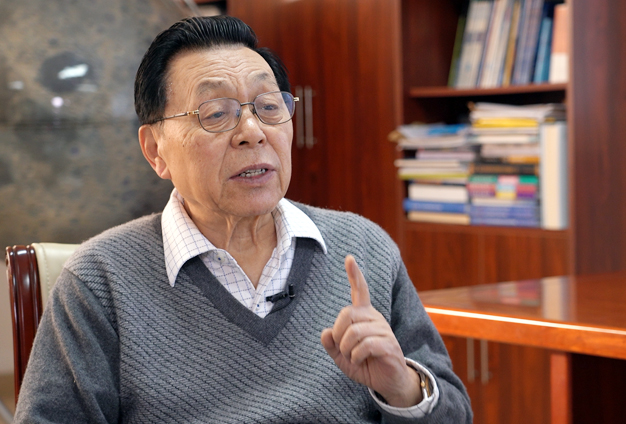 宇宙空間有來自各類天體發(fā)射的很多信息，背面是唯一的一個地方能接收到這部分信號