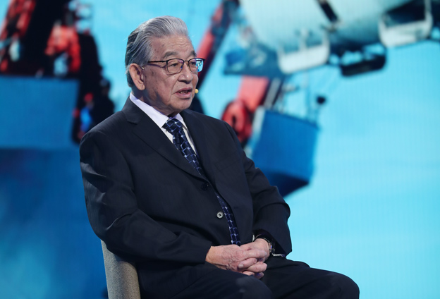 中華民族實現(xiàn)了可上九天攬月，可下五洋捉鱉的宏偉夙愿