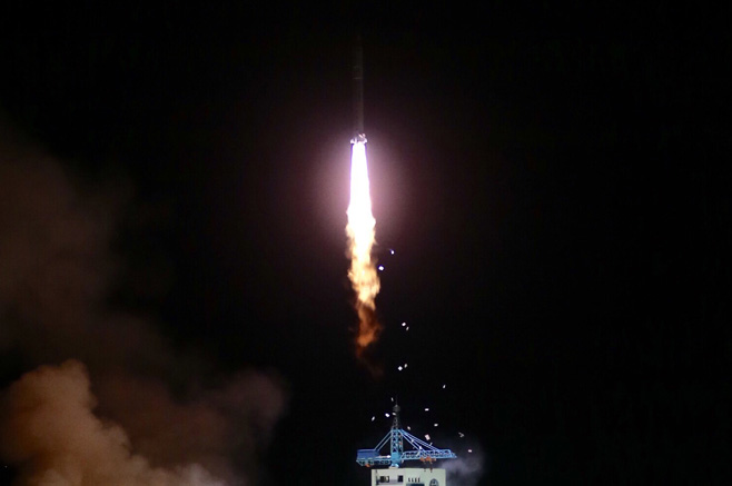 4月6日，搭載實(shí)踐十號衛(wèi)星的長征二號丁運(yùn)載火箭升空。