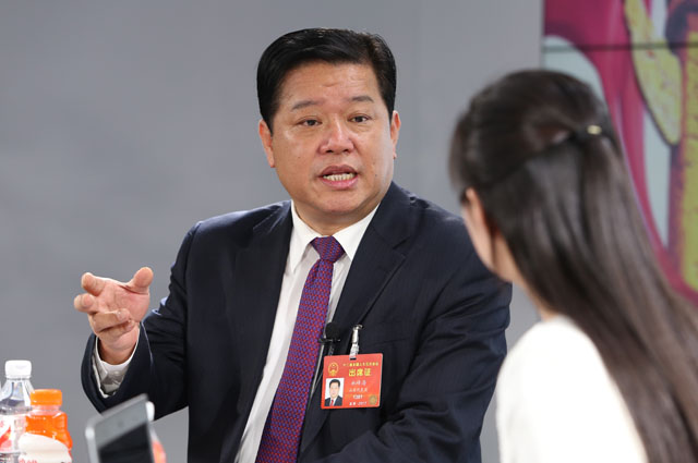 一絲不茍摘窮帽，全力以赴拔窮根