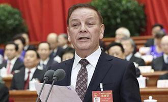 艾力更·依明巴海主持會(huì)議