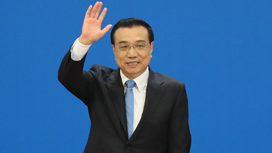 記者會(huì)結(jié)束后，李克強(qiáng)揮手致意