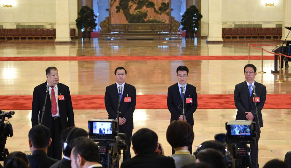 凌解放、王立平、徐川、黃一兵接受采訪