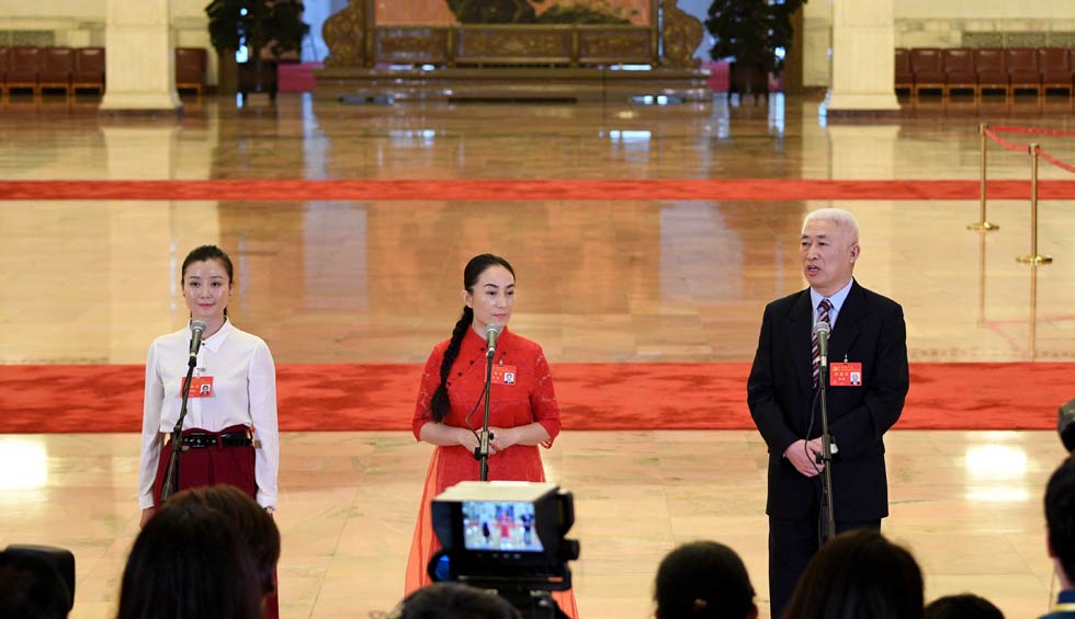 肖笑波、侯艷、徐俊接受采訪