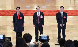 姜妍、康紅普、劉宗富代表接受采訪