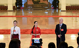 肖笑波、侯艷、徐俊代表接受采訪