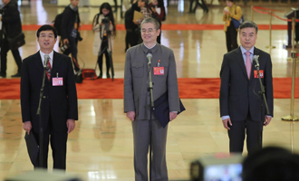 吳曉光、胡偉武、金東寒代表接受采訪