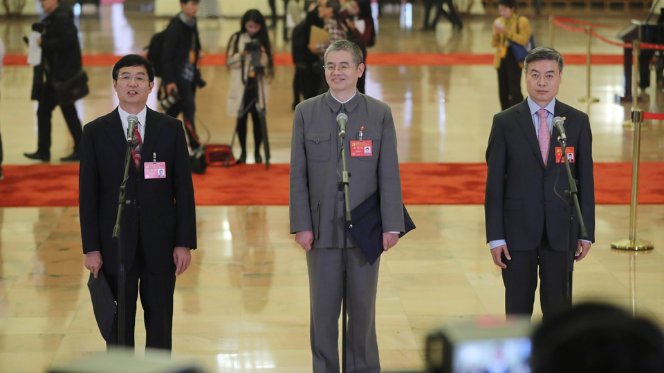 吳曉光、胡偉武、金東寒代表接受采訪