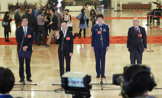 王辰、楊潔、劉文力、王旭東代表接受采訪