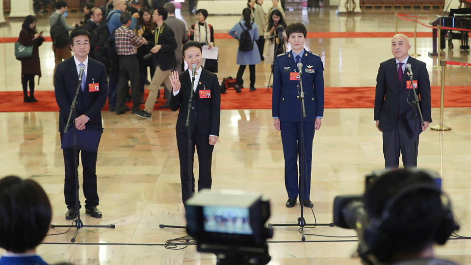 王辰、楊潔、劉文力、王旭東代表接受采訪