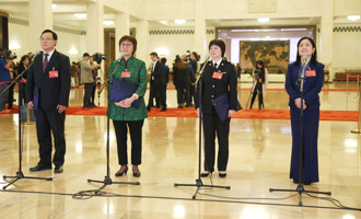 蔣成華、邵蕓、甘露、周宇代表接受采訪