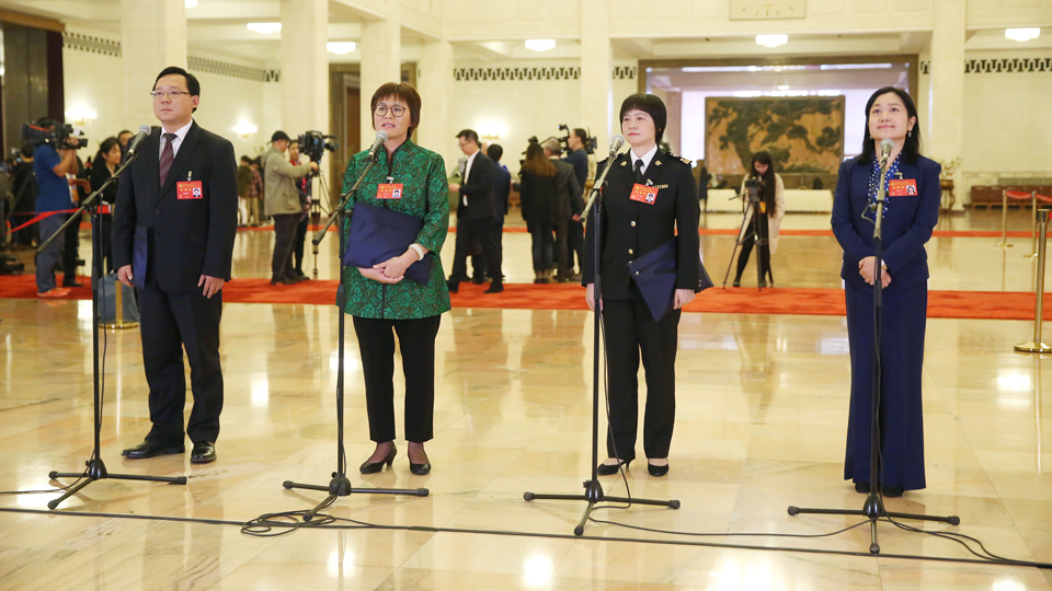 蔣成華、邵蕓、甘露、周宇代表接受采訪