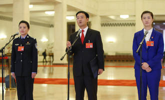 李貝、裴春亮、丁寧代表接受采訪